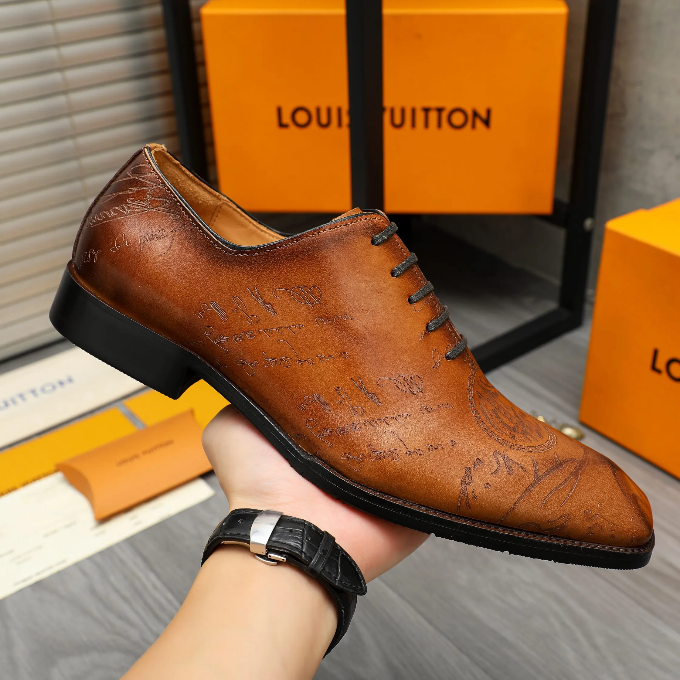 Men's shoes 💰580 Product trademark: LV "Louis Vuitton" business lace-up formal leather shoes Regular size: 37-46 Product materials: Selected carved cowhide upper, pigskin lining, rubber outsole